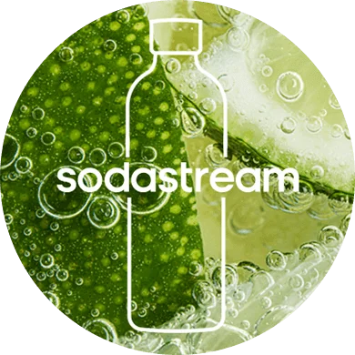 Zbliżenie na bąbelki i zielony plasterek limonki w gazowanym napoju Sodastream